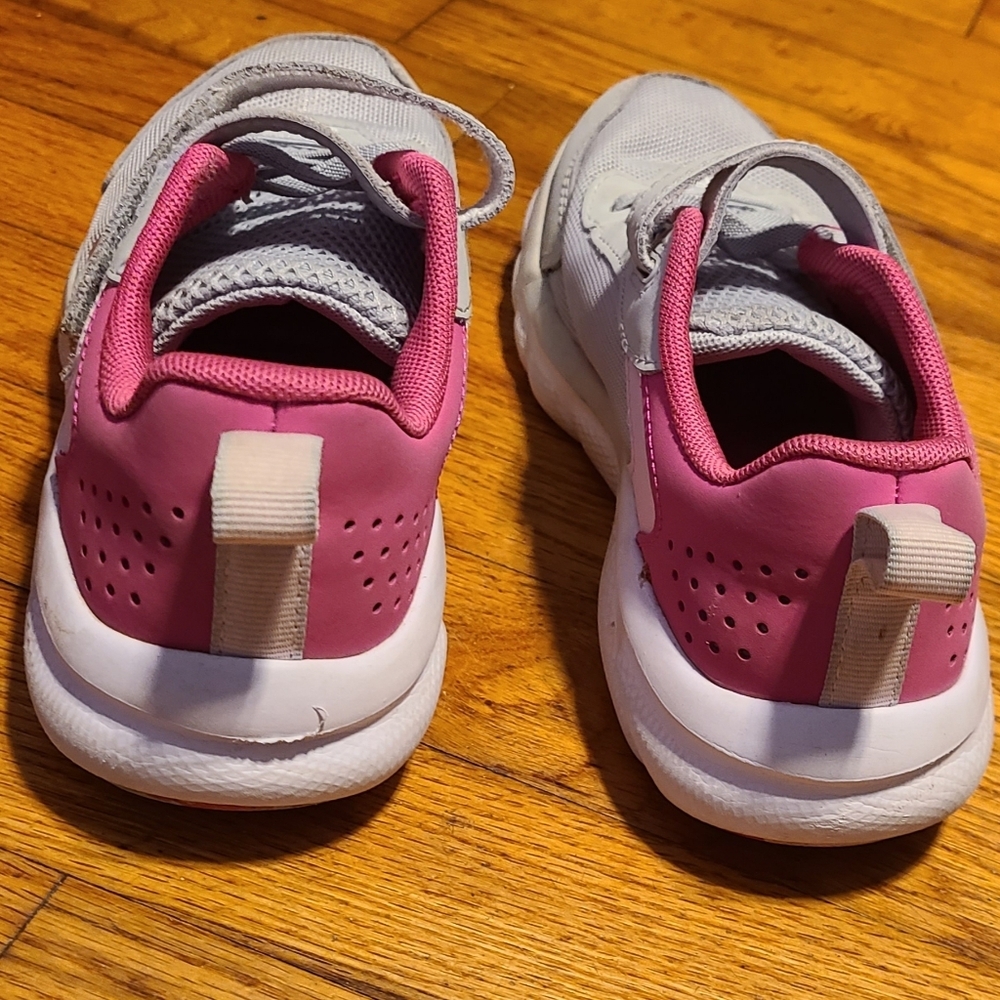 Under Armour kids assert lightweight sneaker|strap closure shiny‎ - Picture 9 of 14